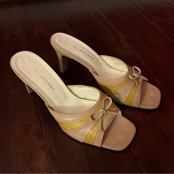 ￼ Balenciaga kitten heels with bow - Picture 2 of 7